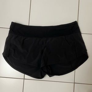 Lululemon mid rise Speed Up Shorts size 8 4”